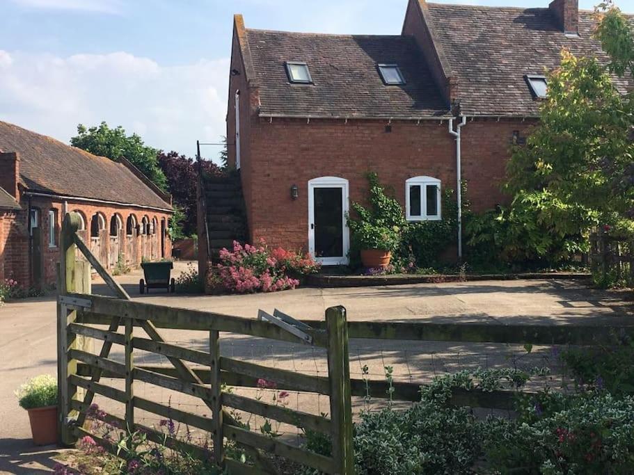 Cottage Barn Conversion On Working Farm Worcester Exterior photo